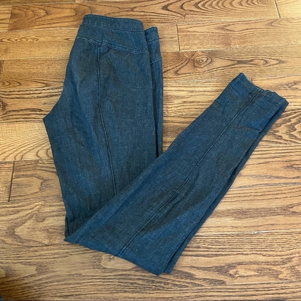Vince. ‎ women’s grey skinny jeans in size 0
